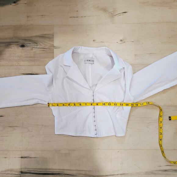 Lioness Long Sleeve Crop Top With Hook And Eye Closure - Picture 5 of 6